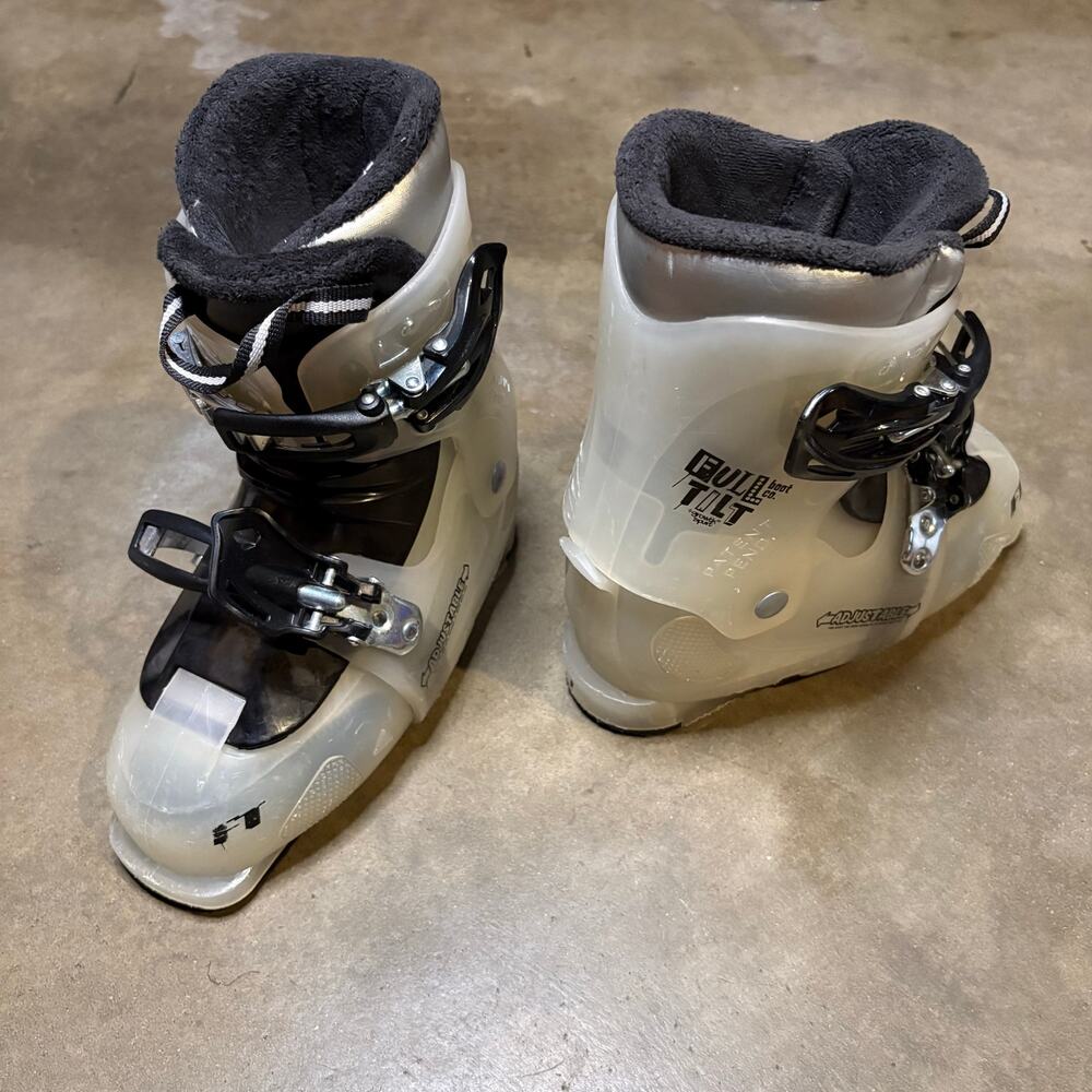 Vintage White and Black Full Tilt Ski Boots Kids 4-7.5 y